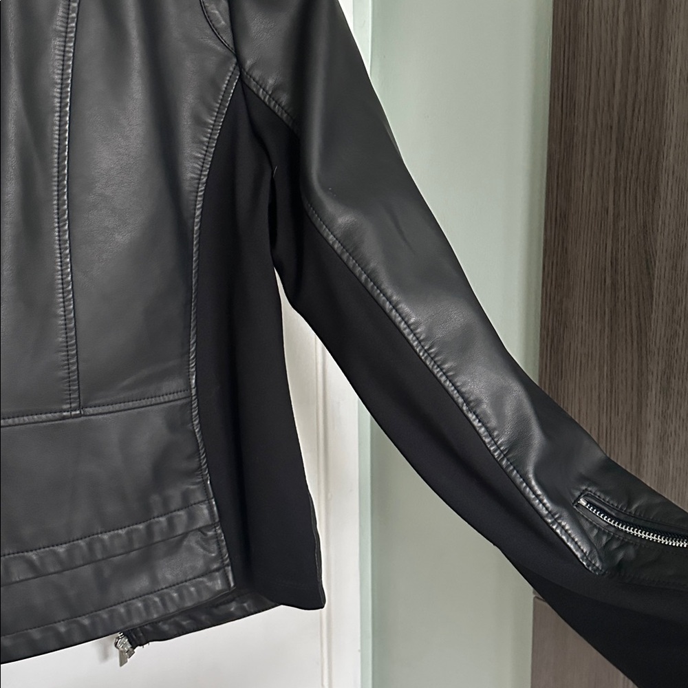 Express Women's Sleek Black Leather moto Jacket - Picture 4 of 9
